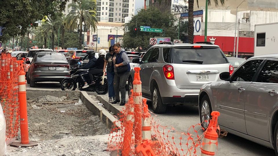 Peatones intentan cruzar avenida Francisco I. Madero.