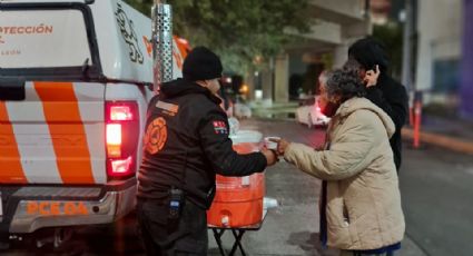 Por bajas temperaturas, entregan bebida caliente a personas vulnerables de Monterrey