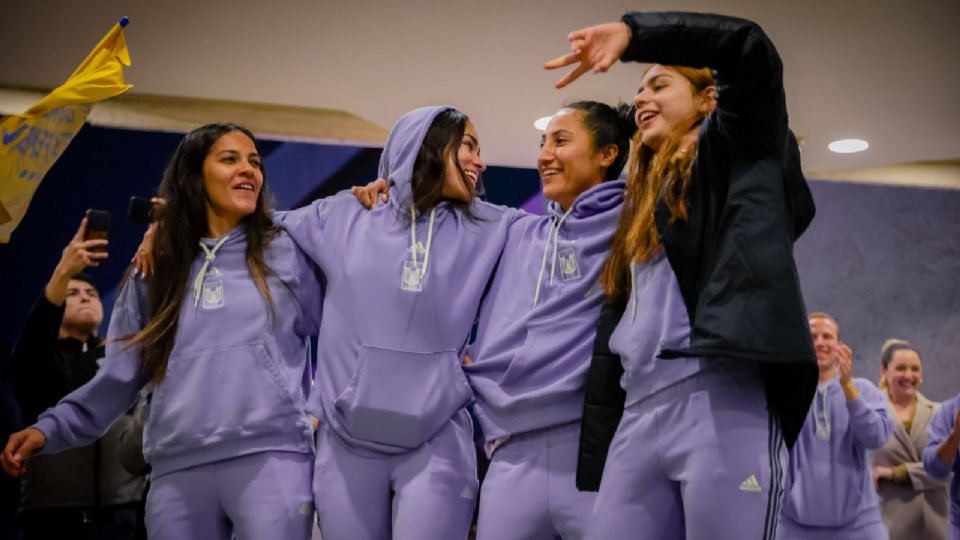 Las jugadoras de Tigres Femenil se muestran contentas con la serenata de parte de su afición un día antes del partido ante América en el Estadio Universitario.