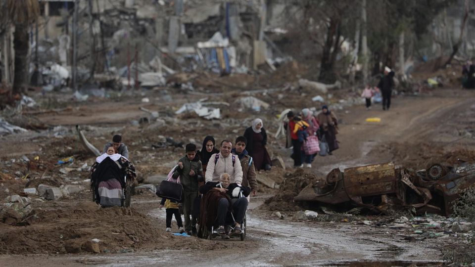 Los palestinos se abren paso desde el norte de la Franja de Gaza hasta el sur de la Franja de Gaza por la carretera Salah Al Din, Franja de Gaza.