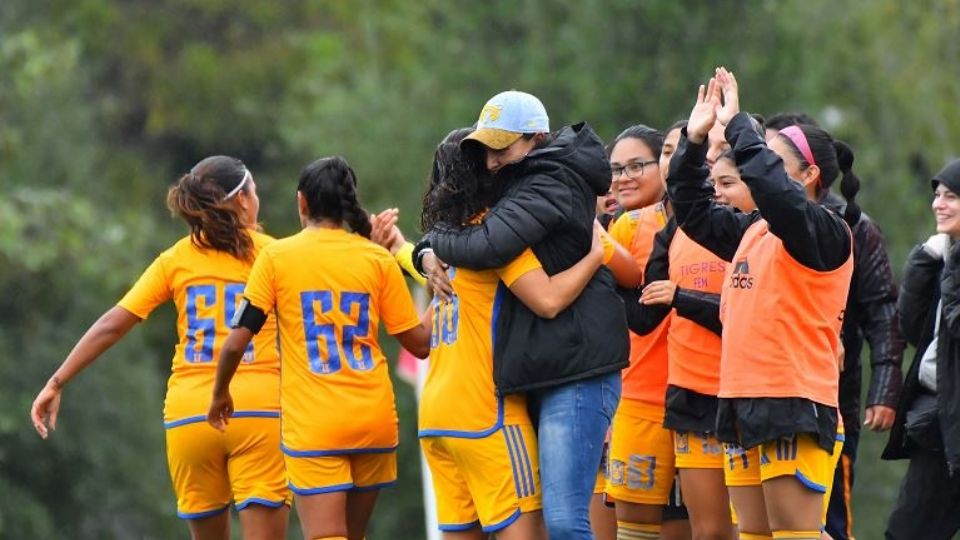 Las jugadoras de Tigres Femenil Sub 19 celebran una de las anotaciones contra el Toluca en los Cuartos de Final