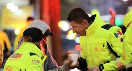 Protección Civil entrega cobijas y bebidas calientes en Monterrey