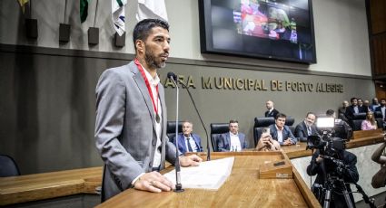 Luis Suárez habla en tono de despedida al recibir un homenaje de legisladores en Brasil