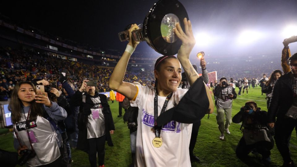 Jacqueline Ovalle carga el título del Apertura 2023 y da la vuelta olímpica en el estadio Universitario