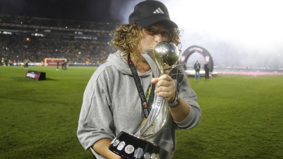 Milagros Martínez con el trofeo de campeonas del Apertura 2023.