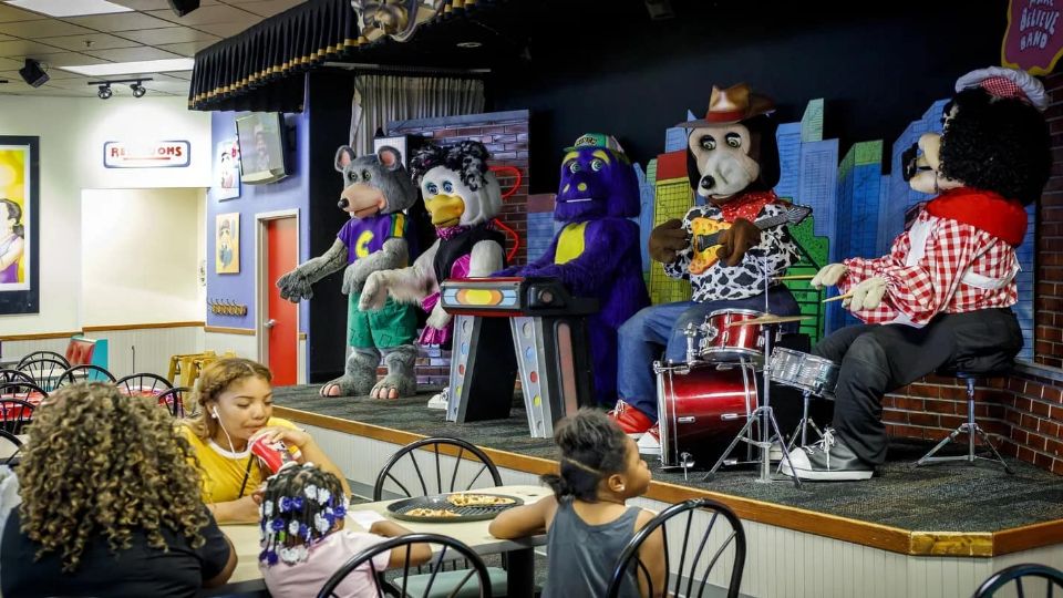 Animatrónicos de Chuck E. Cheese | Facebook / Cora Elrod