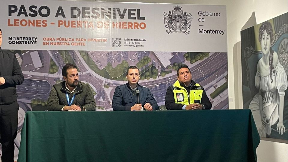 Luis Donaldo Colosio (centro) presenta obras de paso a desnivel