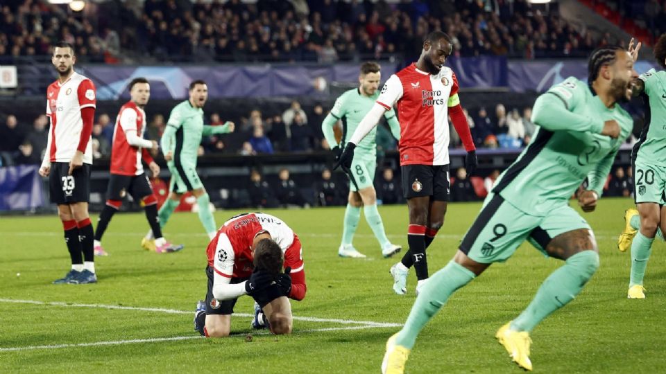 Santiago Giménez (suelo) se lamenta su autogol ante el Atlético de Madrid.