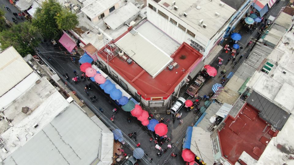 Toma aérea de comercios informales en Monterrey.