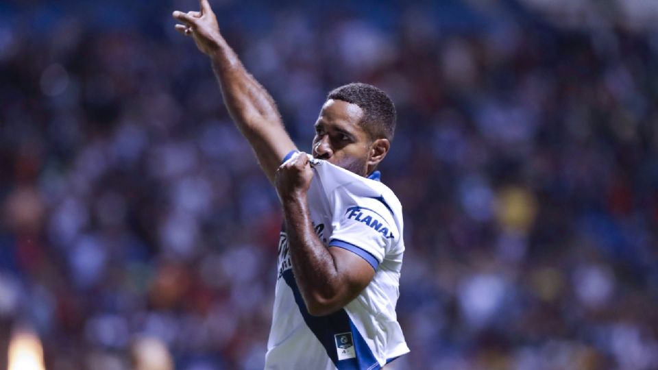 Brayan Angulo celebrando un gol con el Puebla.