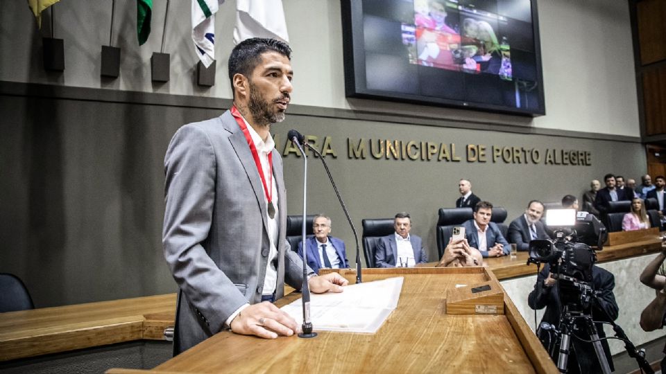 Luis Suarez, recibiendo la medalla del mérito Farroupilha.