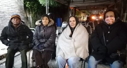 Adultos mayores madrugan entre clima frío por cobro de pensión en Monterrey