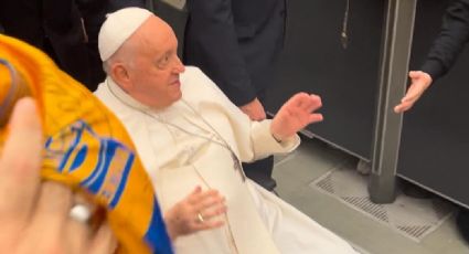 Mauricio Doehner obsequia jersey de Tigres al Papa Francisco