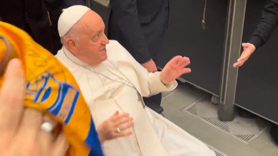 Mauricio Doehner visitó la ciudad del Vaticano para obsequiar al Papa Francisco un jersey de Tigres, firmada por algunos futbolistas.