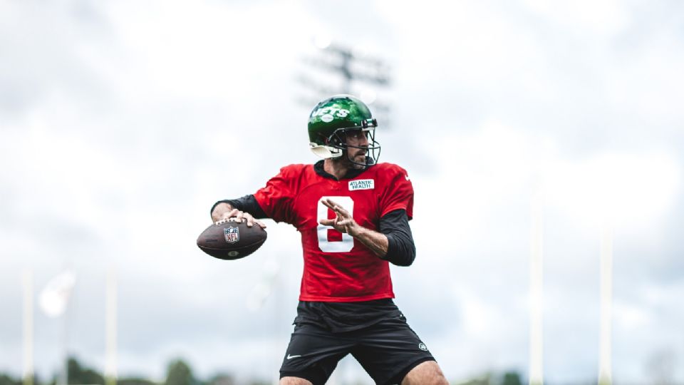 Aaron Rodgers volvió a los entrenamientos con los Jets de Nueva York y podría ser tomado en cuenta para el cierre de la temporada.