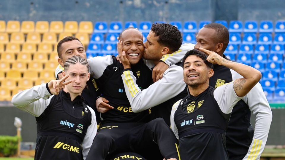 Los jugadores de Tigres con buen ambiente durante un entrenamiento del equipo en el Universitario