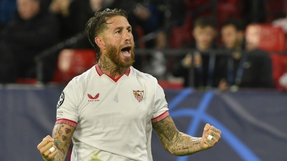 Sergio Ramos celebra su anotación con el Sevilla ante el PSV, pero al final, el club neerlandés consiguió el triunfo