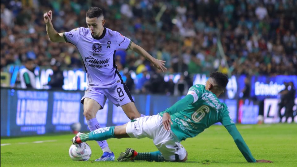 Alvaro Fidalgo (I) del America y William Tesillo (D) del Leon disputan el balón durante el partido de ida de los Cuartos de Final del Torneo Apertura 2023