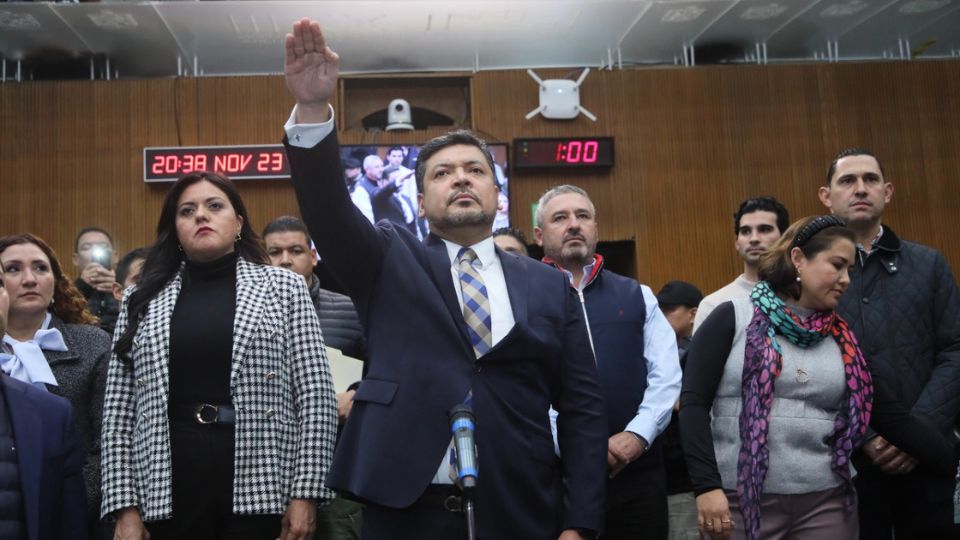 Luis Enrique Orozco al tomar protesta como gobernador interino de Nuevo León.