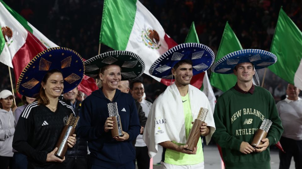 María Sákkari (Grecia), Caroline Wozniacki (Dinamarca), Carlos Alcaraz (España) y Tommy Paul (Estados Unidos), celebran con sus trofeos y con sombreros de charros tras los partidos de exhibición del Tennis Fest