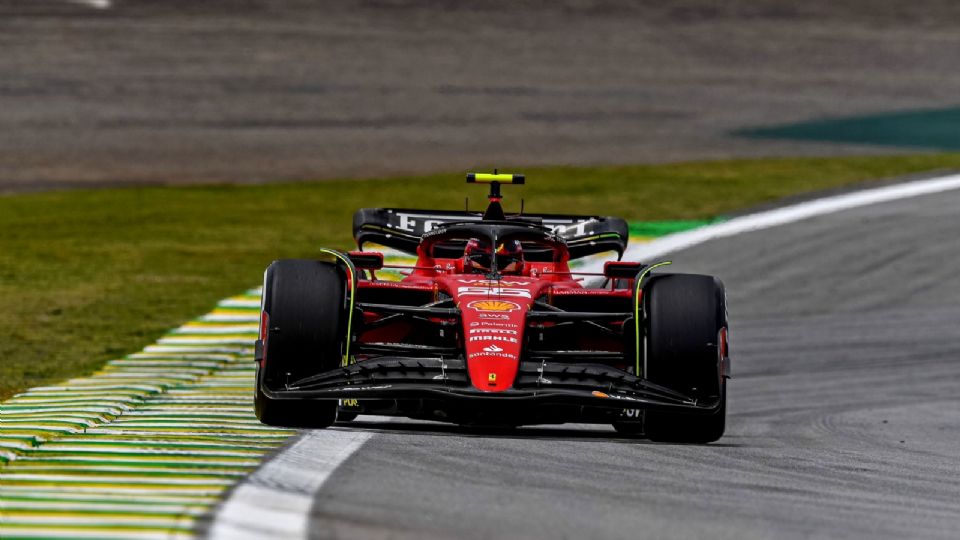 Carlos Sainz fue el más veloz en el primer y único entrenamiento del Gran Premio de Brasil, seguido de su coequipero, Charles Leclerc.