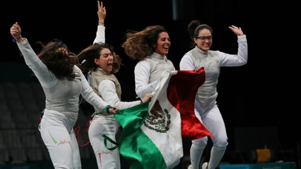 Con la presea dorada por el equipo de esgrima, la delegación azteca alcanzó las cien medallas en Santiago 2023.