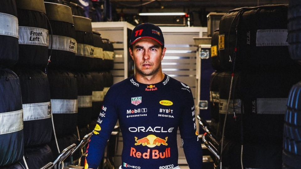 Sergio Pérez aseguró que cumplirá su contrato con Red Bull Racing y desestimando una vez más los rumores sobre una posible salida.