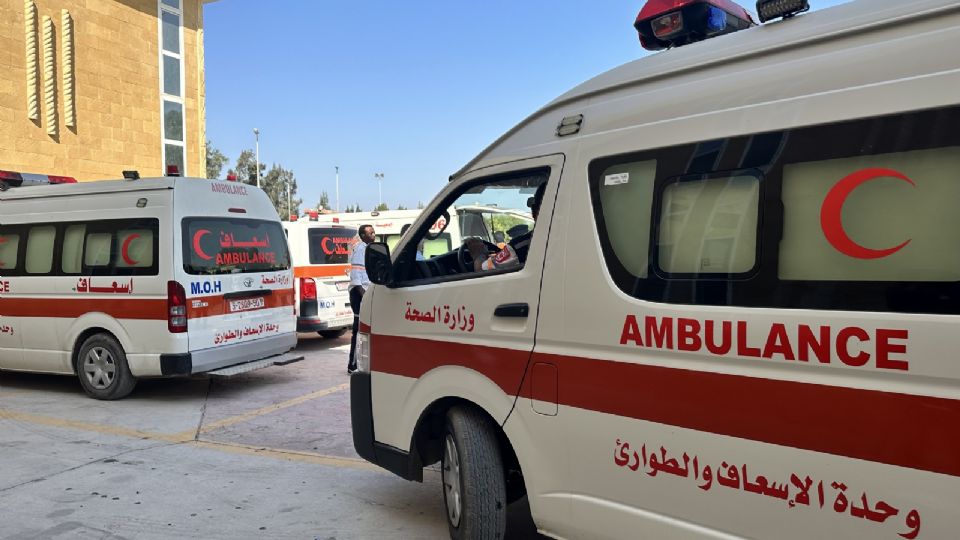 Ambulancias en el cruce fronterizo entre la Franja de Gaza y Egipto para transportar a los heridos.