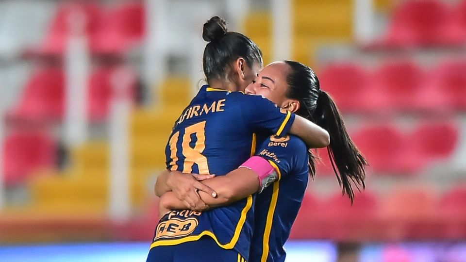 Belén Cruz y Liliana Mercado festejando la victoria de Tigres sobre el Necaxa.