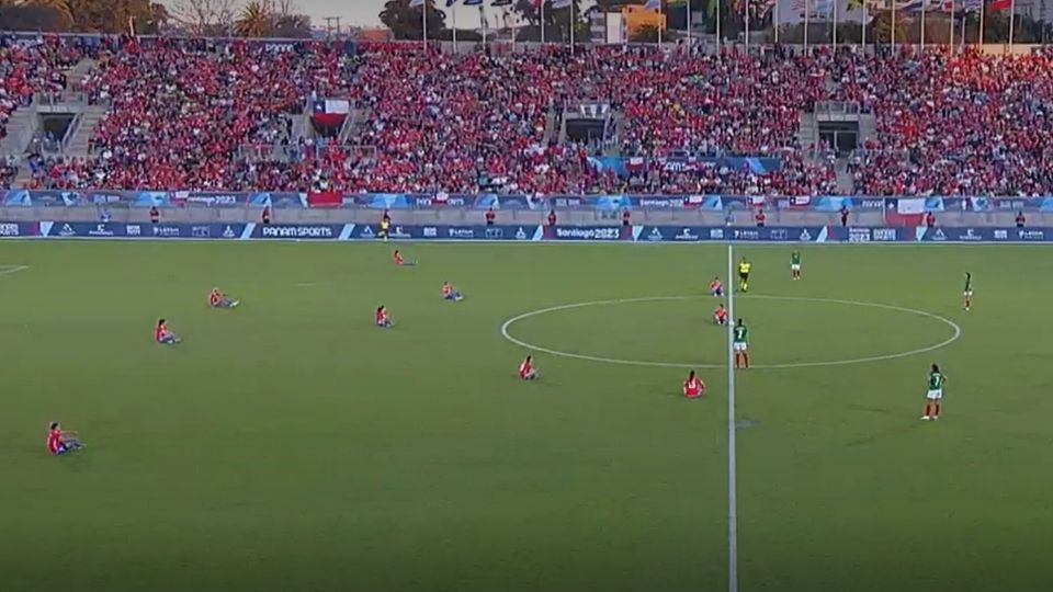 Las jugadoras chilenas se quedaron sentadas por 15 segundos en protesta con la Federación de futbol.