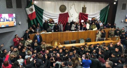 Estos emecistas protestaron en el Congreso de NL en medio del caos