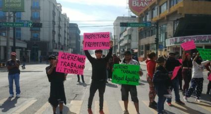 Comerciantes bloquean calles de Monterrey y piden salida de titular de Comercio