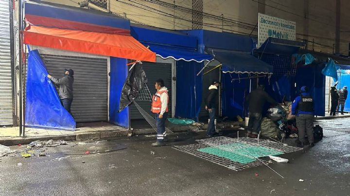 Quitan estructuras de puesteros en el centro de Monterrey