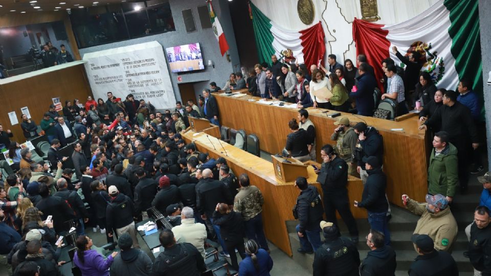 Ministeriales llegan al Congreso del Estado y desalojan a simpatizantes de Movimiento Ciudadano