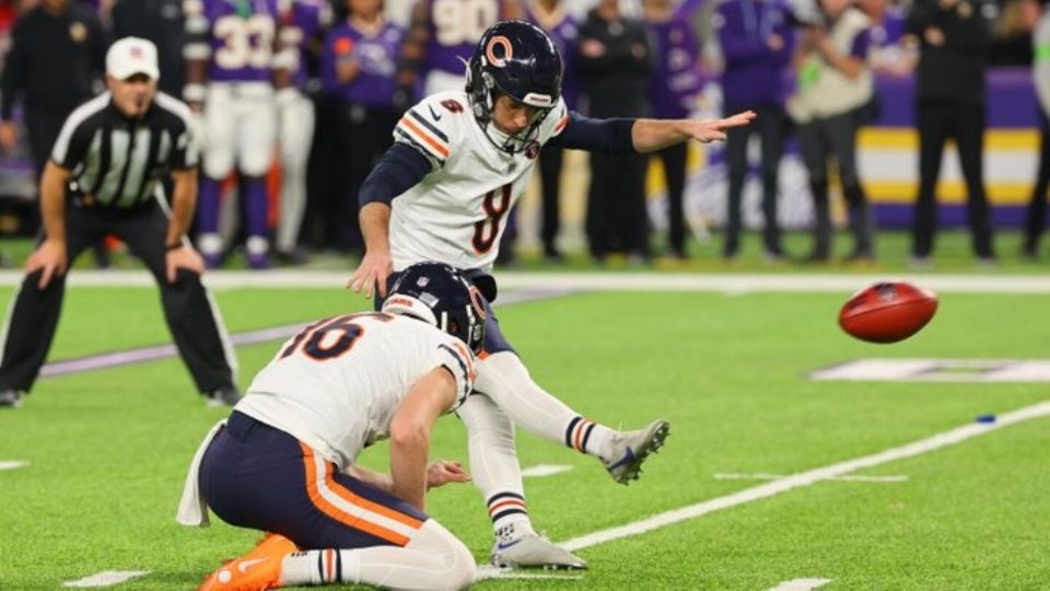 Cairo Santos durante el partido de la NFL 2023 ante los Vikingos de Minnesota.