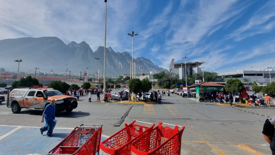 Protección Civil desaloja supermercado en Monterrey por fuga de gas