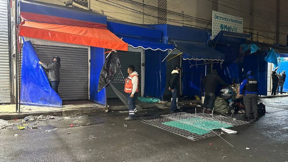 Autoridades retirando las lonas y mallas metálicas de las banquetas del centro de Monerrey.