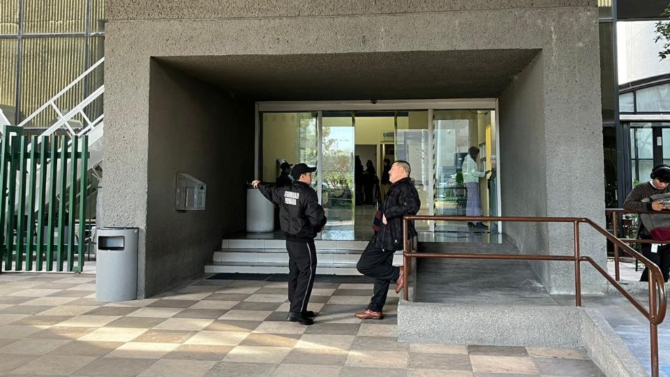 Guardias de seguridad en el exterior del Congreso de Nuevo León.