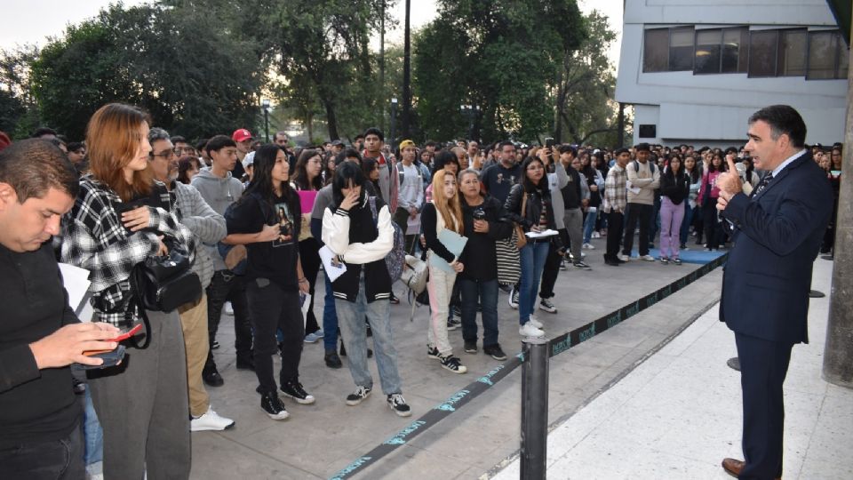 Estudiantes a la espera de comenzar el examen de admisión