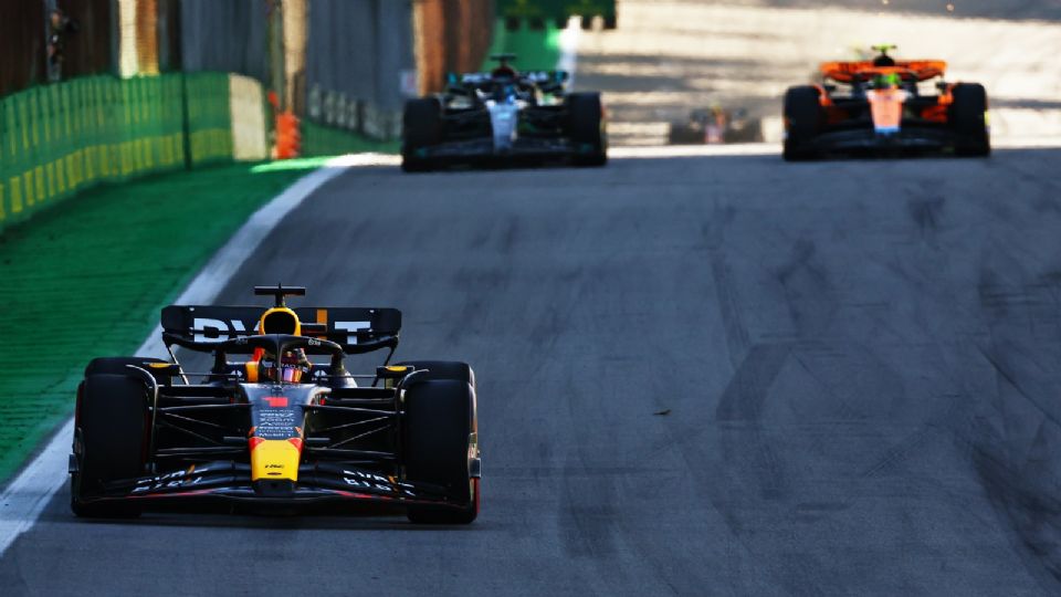 Nadie logra detener el dominio de Max Verstappen en la Fórmula Uno, quien volvió a conseguir un nuevo triunfo, ahora en el Sprint de Brasil. 'Checo' Pérez subió al podio al finalizar en la tercera posición.