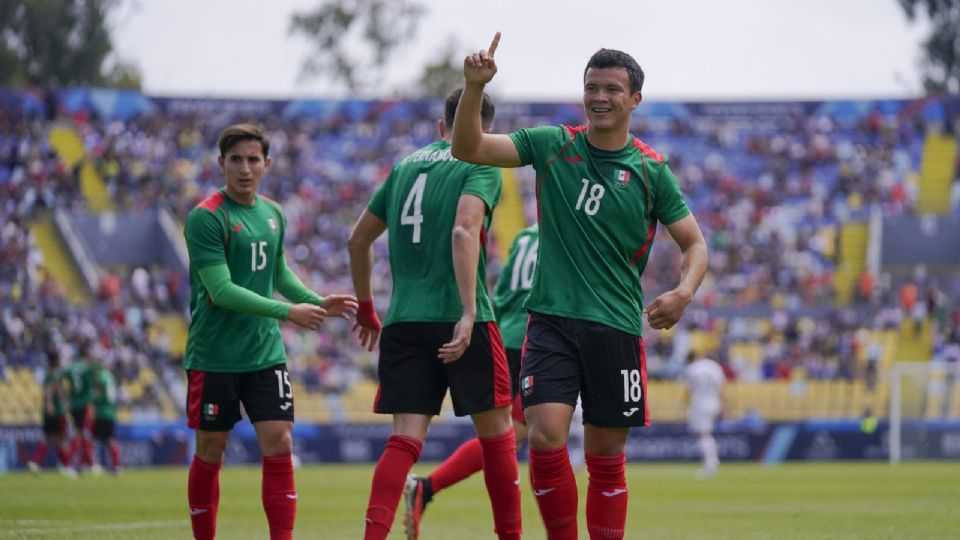 Alí Ávila, jugador de Rayados, celebra su anotación frente a Estados Unidos por la medalla de bronce