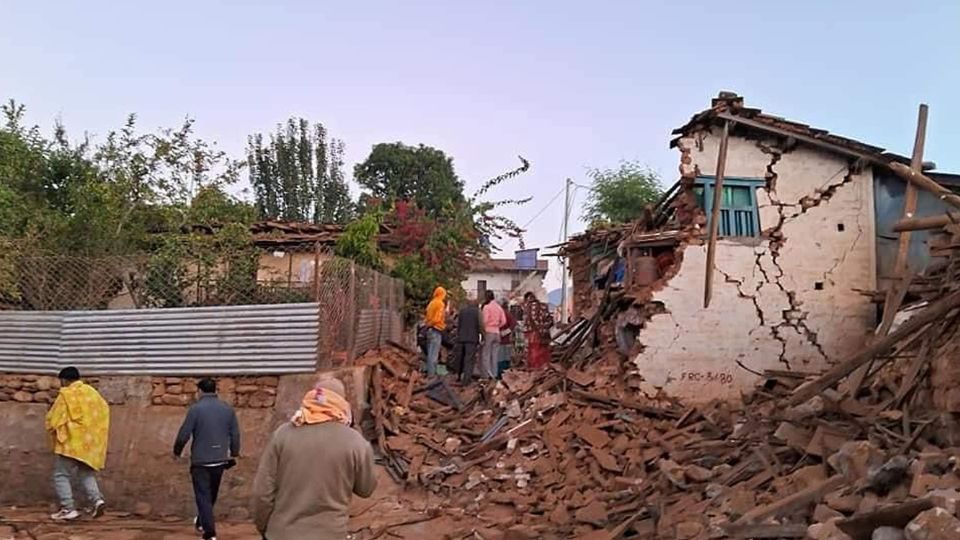 Casa colapsada tras sismo de 6.4 en Nepal.