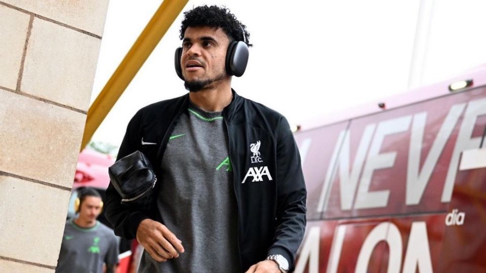 Luis Diaz llegando a Anfield para enfrentar al Luton Town en la Premier League.