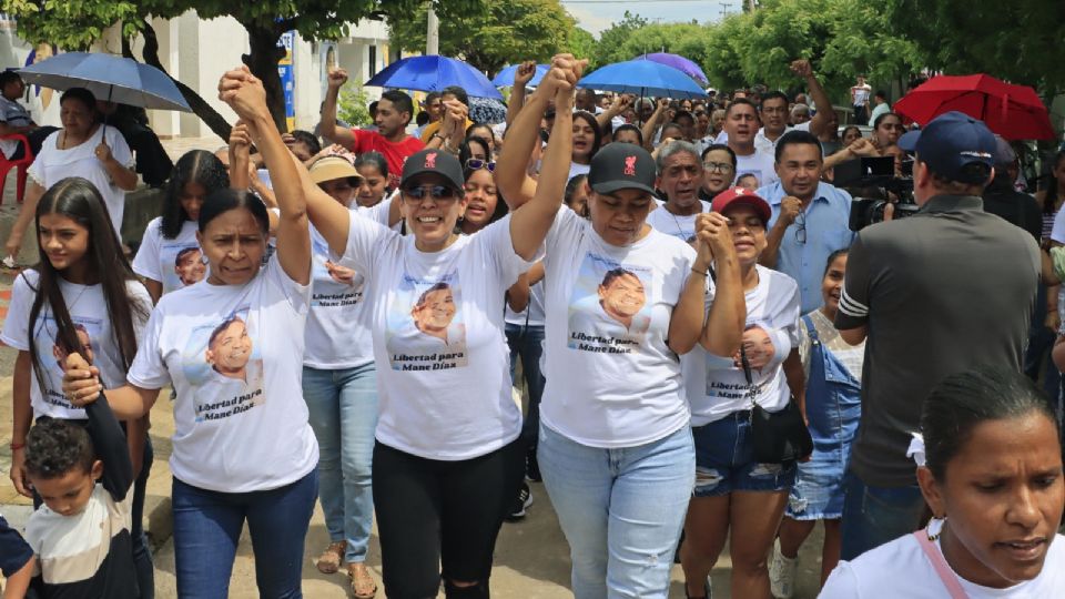 Manifestantes en el pueblo de Luis Diaz pidiendo la liberación del padre del futbolista.