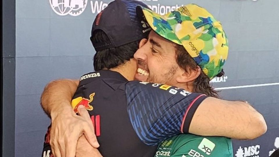 Sergio Pérez y Fernando Alonso felicitándose por sus desempeños en el Gran Premio de Brasil.