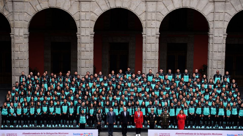 El presidente de México, Andrés Manuel López Obrador, junto a los deportistas que participaron en los Juegos Panamericanos.