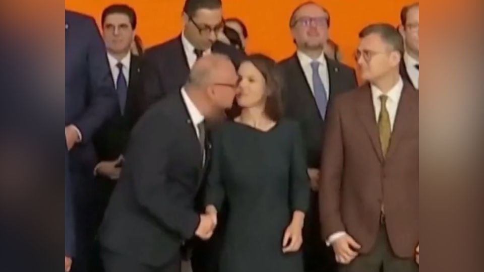 Momento en que el canciller croata Gordan Grlic-Radma intentó besar a la funcionaria alemana Annalena Baerbock.