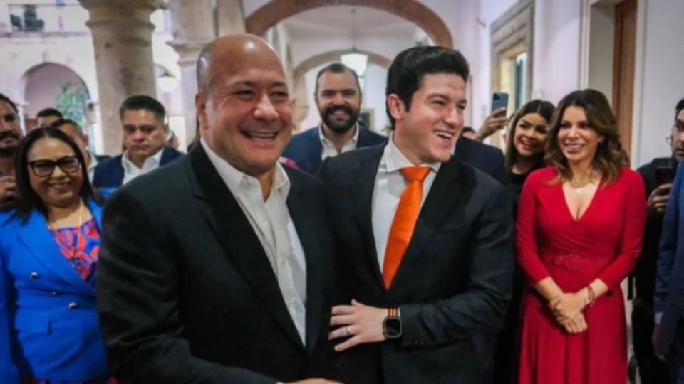 Samuel García (derecha) de abraza con Enrique Alfaro, gobernador de Jalisco | Twitter / @samuel_garcias