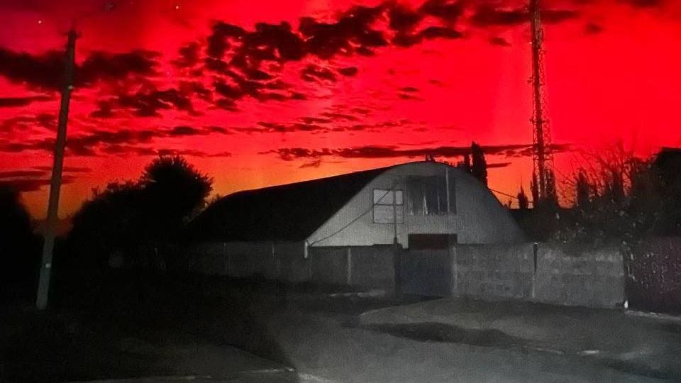 Cielo rojo en Rusia producido por una aurora boreal |