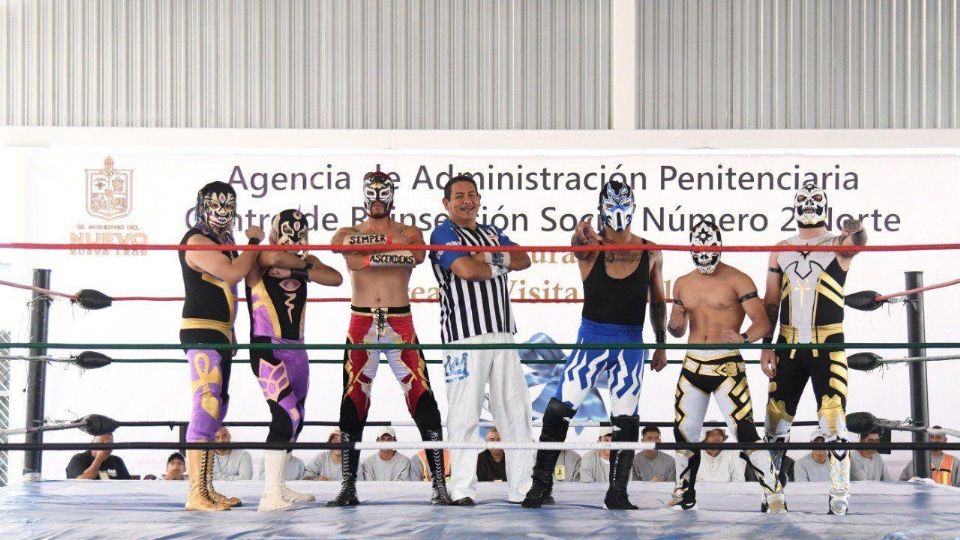 Luchadores protagonizan combates en el Cereso de Apodaca